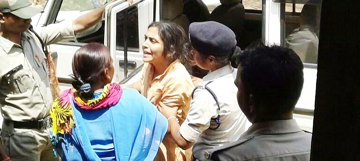 ಗಣಿಲಾಬಿಯ ವಿರುದ್ಧ ಸಿಡಿದೆದ್ದ ಆದಿವಾಸಿಗಳು!